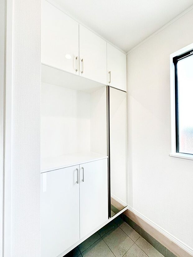 散らかりがちな玄関もスッキリ！ご家族の靴もたっぷり収納できる玄関収納付きです。