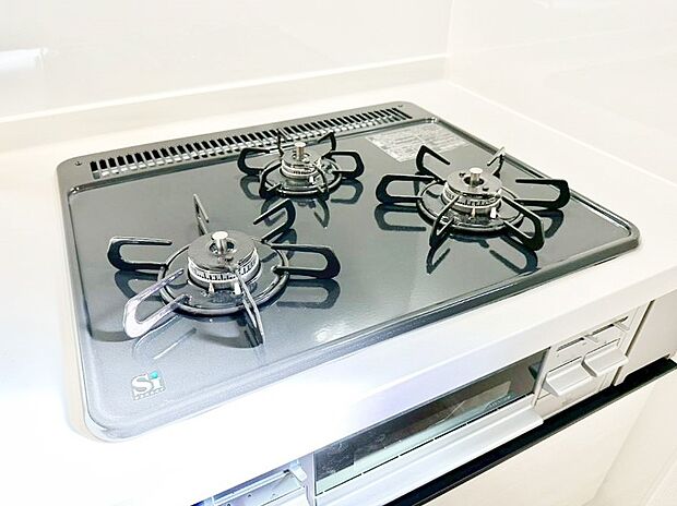 ガスコンロはＳｉセンサー搭載。火力調節や焦げ付き・消し忘れも防いでくれます。