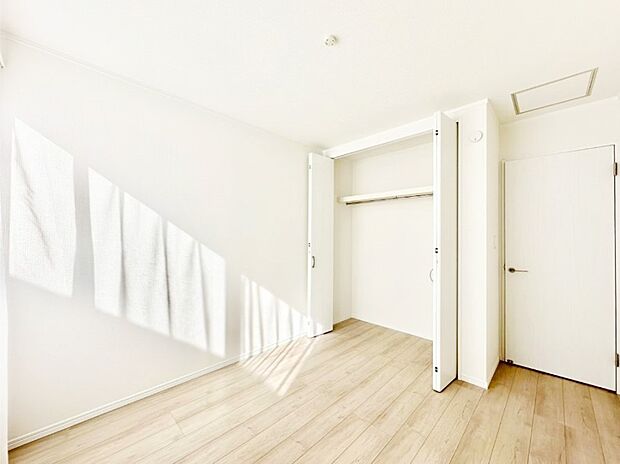 クローゼット付きのお部屋でスッキリとした空間でゆったり寛げます。