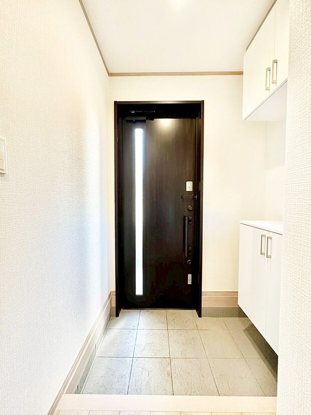 明るい玄関はお客様をお出迎えするのにぴったりです！ 