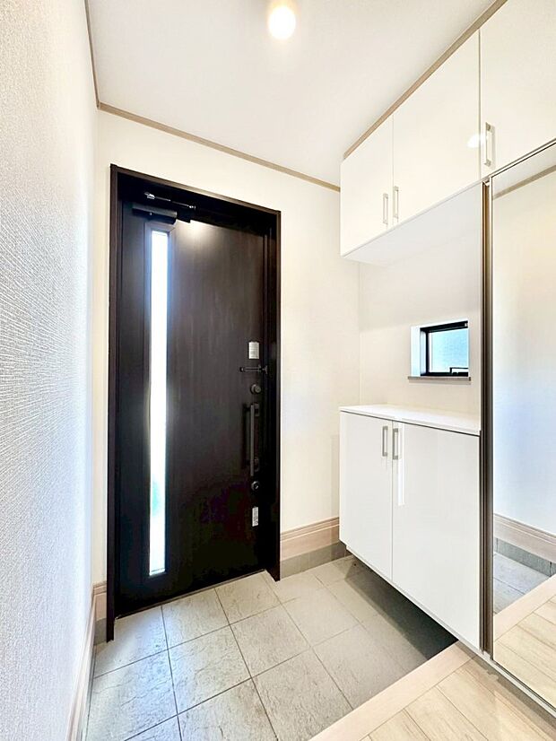 ミラー付きシューズボックスはお出かけ前の身だしなみチェックに便利