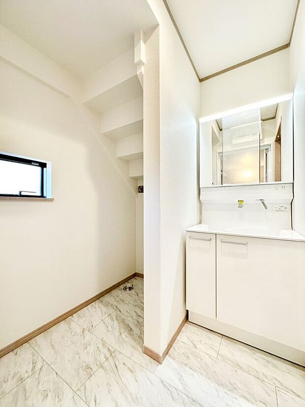 ゆとりの洗面スペースで朝の身支度もスムーズに