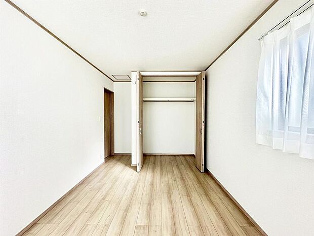 やさしい光がさしこむ居室はしっかり収納付き