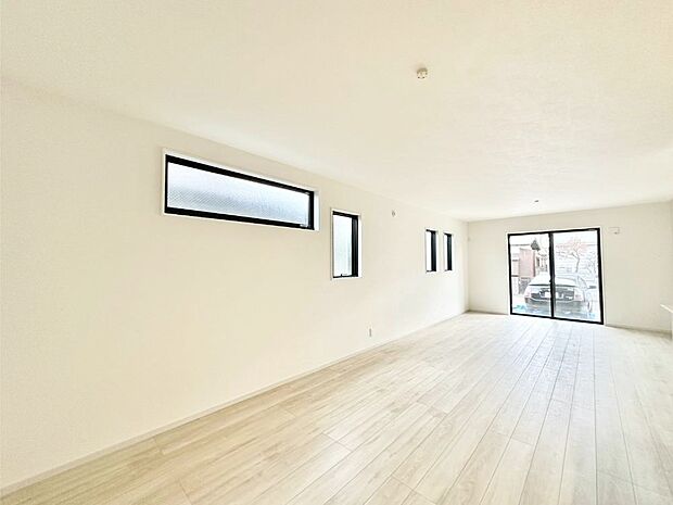 大きな窓からたっぷりの陽光と風を感じられるリビング