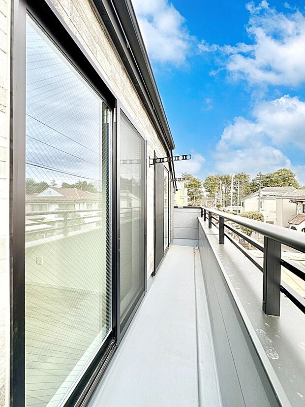 ゆったりバルコニーだから沢山お洗濯ものを干せます。