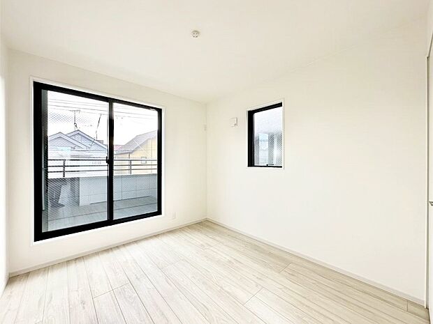 明るいバルコニーサイドに洋室を設置。目覚めの良い寝室に。