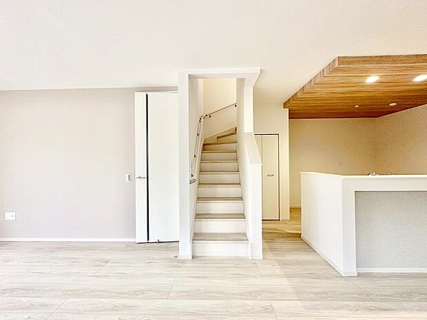 階段は手すり付きなので小さなお子様やご年配の方も安心です!