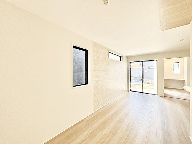 大きな窓からたっぷりの陽光と風を感じられるリビング