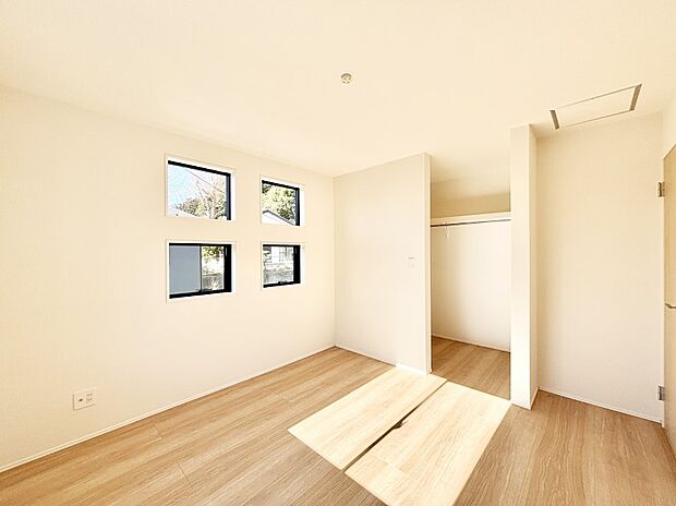 窓からのやさしい光が心地よいプライベートルーム