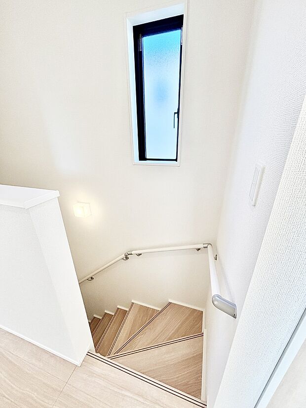 階段は手すり付きなので小さなお子さまやご高齢の方も安心です