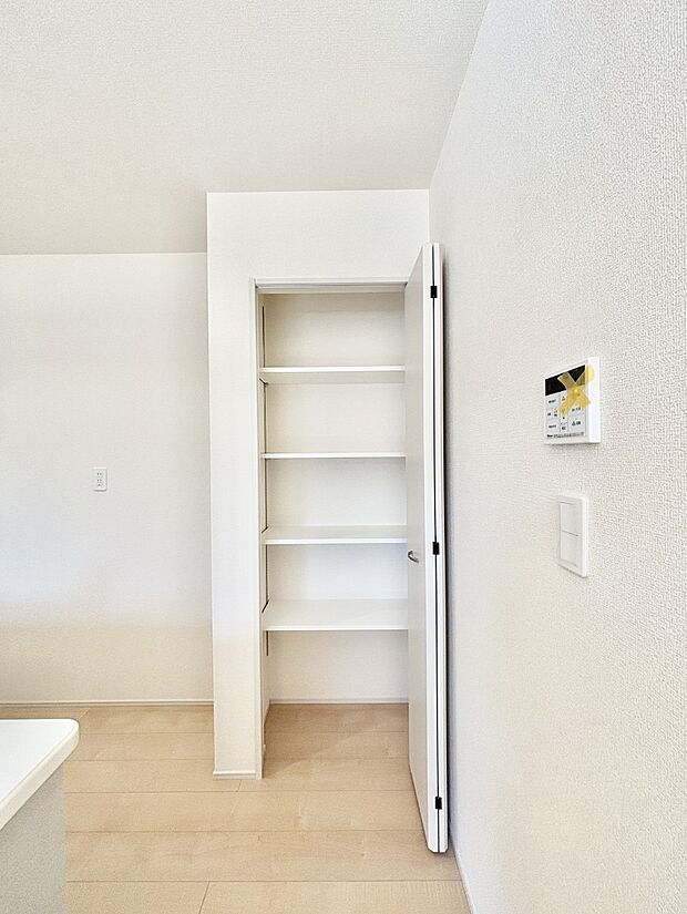 キッチンの可動棚。食材のストックなどもスッキリ置けます。