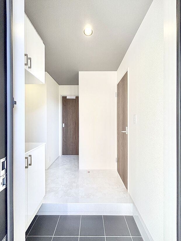 家族の帰宅やお客様をあたたかく迎える玄関  