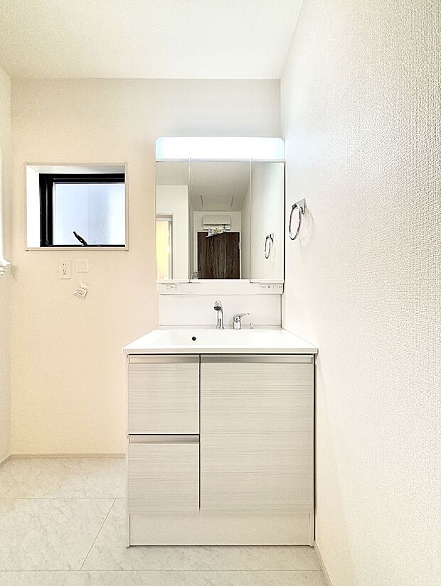 大きく見やすい三面鏡で清潔感ある洗面台は、身だしなみチェックや肌のお手入れにおすすめです。 