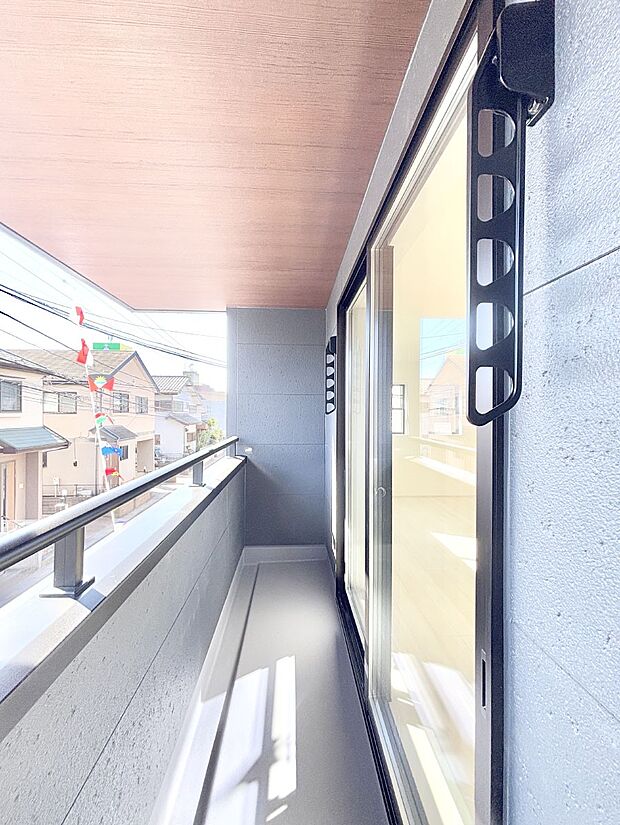 暖かな陽光が降り注ぐバルコニーはお洗濯におすすめ。爽やかな風も心地よいです。 