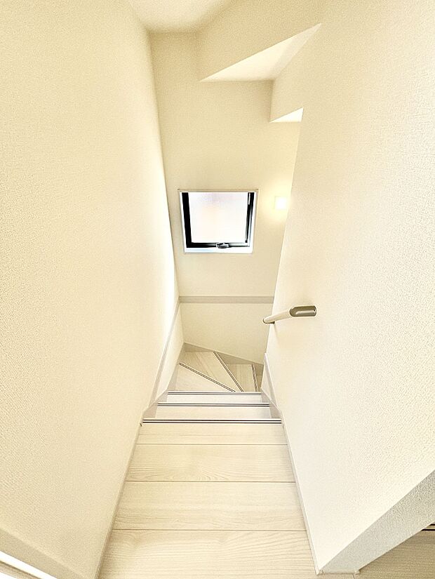 階段は手すり付きなので小さなお子さまやご高齢の方も安心です