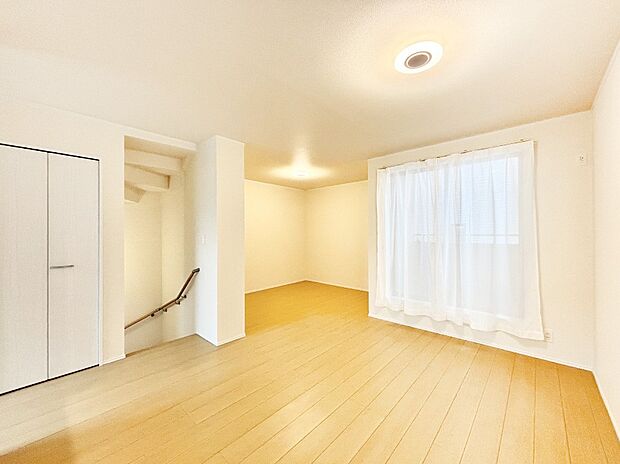 家族団らんの時間も増えそうなくつろぎのリビングダイニング。