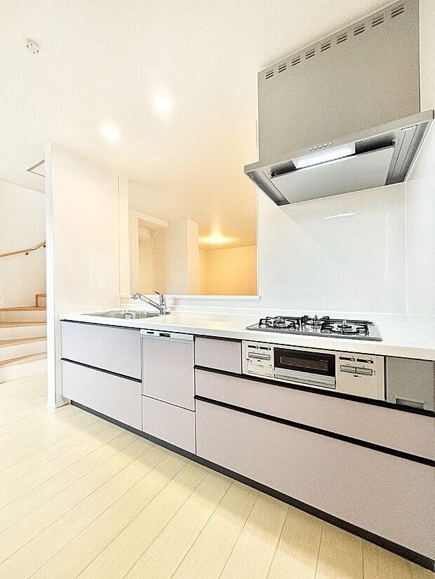 リビングで遊ぶお子様を見守りながらお料理ができる対面キッチン。