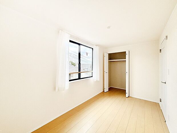 使いやすい形でベットや家具の置き方にも困ることもありません。