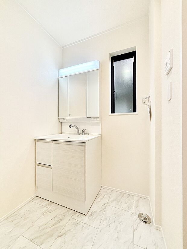 収納力と機能性に優れた洗面化粧台