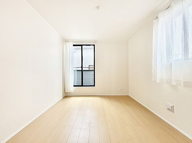 バルコニーが開放感をプラスしてくれる洋室