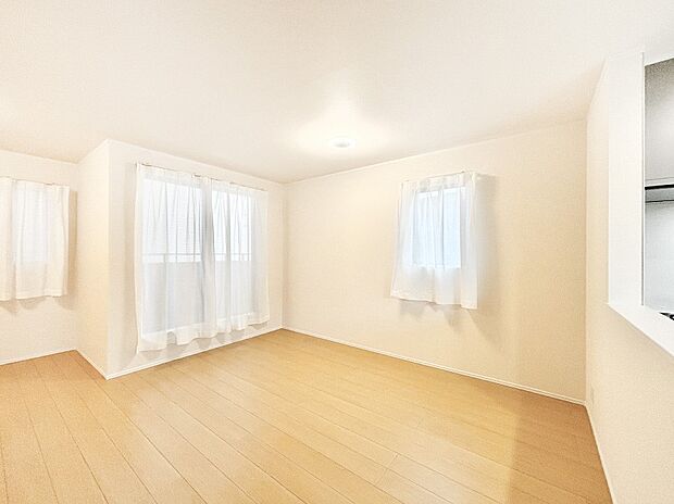 明るい陽光が注ぎ、寛ぎの雰囲気に満たされるダイニング。