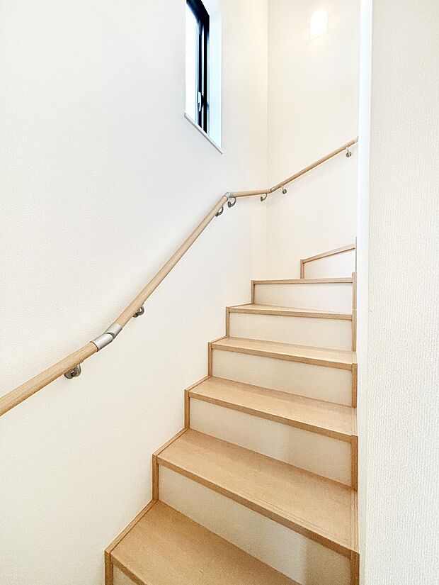 安全性を考慮し階段には手すりを設置しています