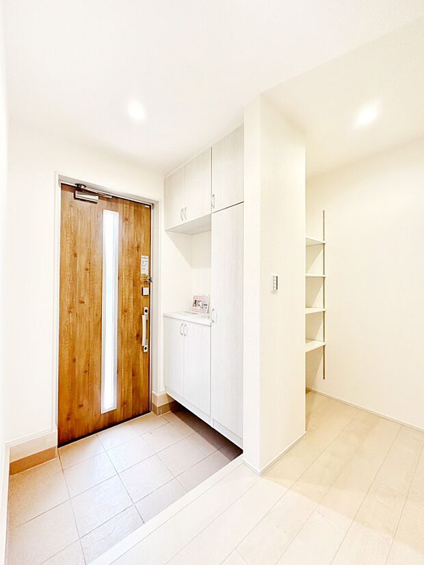 ご家族やお客様を気持ちよくお出迎え！明るい陽光が入り込む玄関。