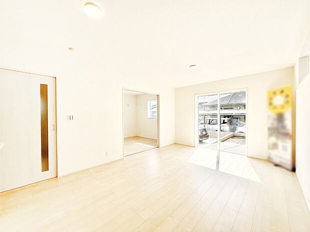 明るい陽光が注ぎ、寛ぎの雰囲気に満たされるリビングダイニング 