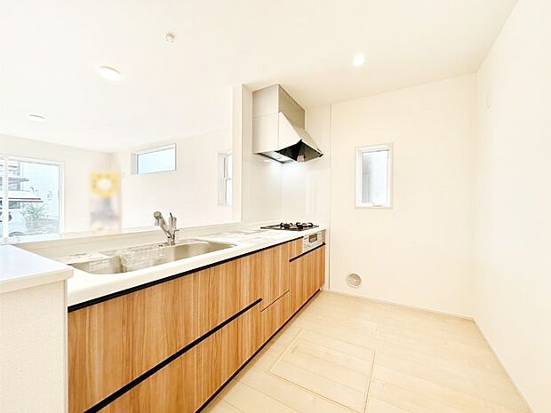 ご家族の会話弾む対面キッチン。お料理中のパパママもご家族と過ごす時間が増えそう！