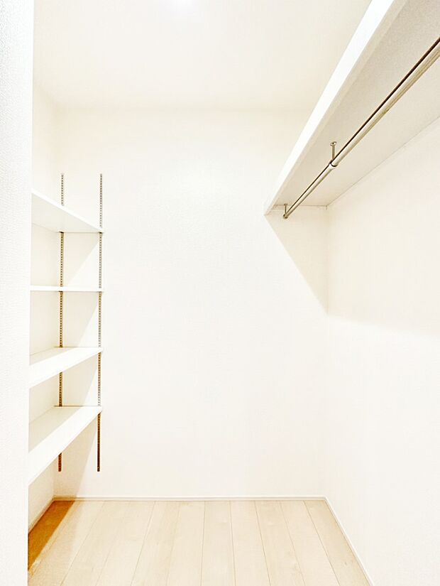 コートや帽子などのお出かけ時に使用するアイテムをスッキリ収納できるSIC付きです