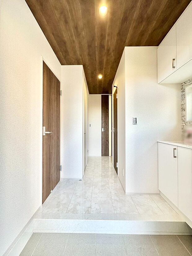 飾り棚を利用して、お越しいただくお客様をおもてなしできます。