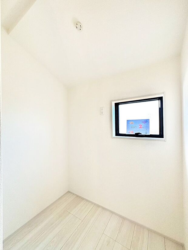 小窓付きの明るい納戸は用途様々