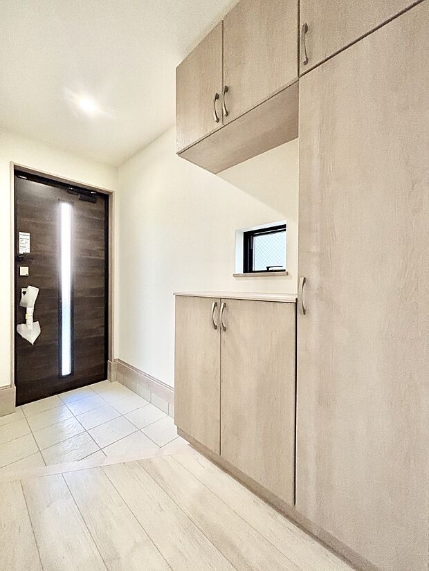 ガラススリットの入った玄関ドアが室内に光を届けてくれます