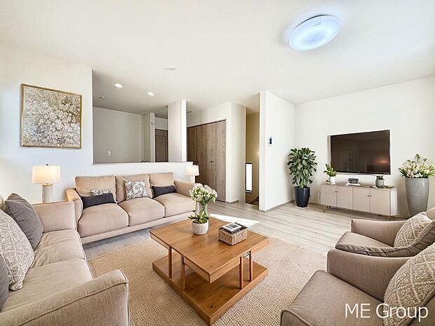 ご家族の賑やかな話し声で包まれる明るいリビング ※家具はCGです