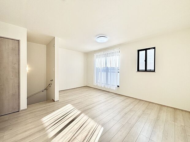 内装「ただいま」「おかえり」家族とのコミュニケーションが深まるリビングイン階段。 