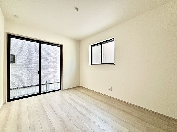 窓からのやさしい光が心地よいプライベートルーム