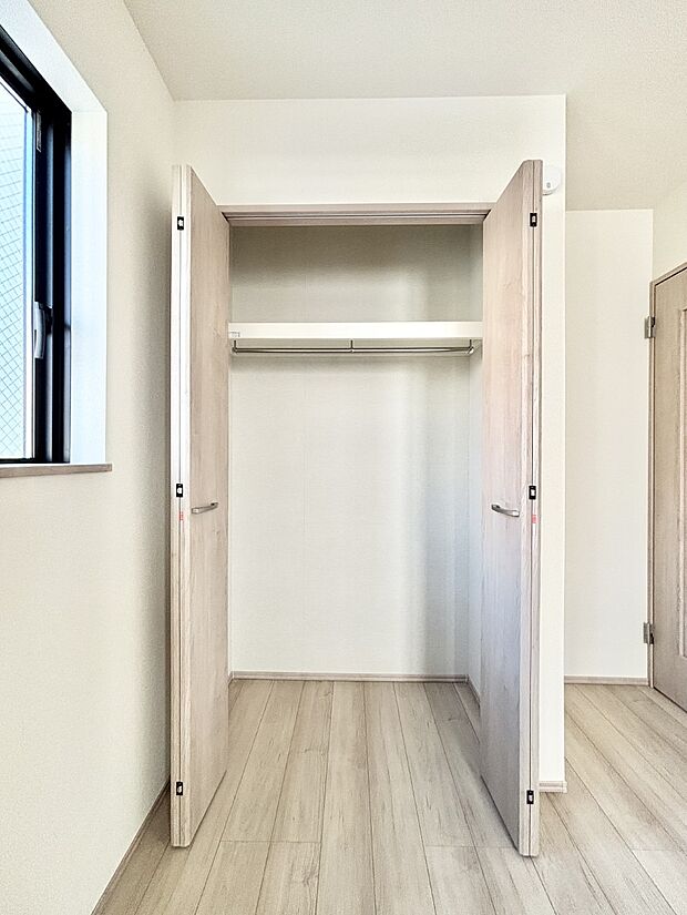 洋室のクローゼット。奥行きがあるので厚手の衣類もすっきり収まります。