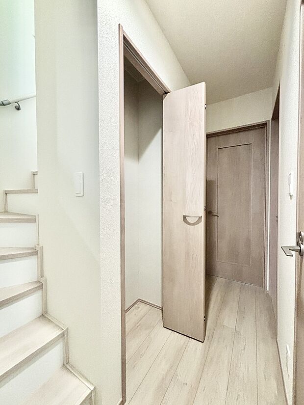 1階廊下収納には掃除用品や日用品のストックなどを収納できます。