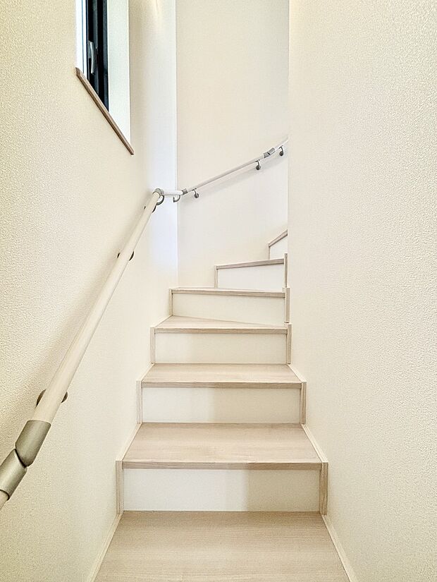 安全性を考慮し階段には手すりを設置しています