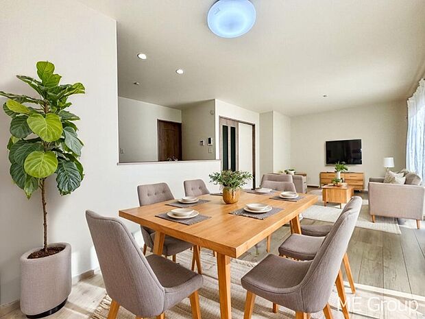 落ち着いた雰囲気のLDKは家族みんなの快適空間※家具はCGです