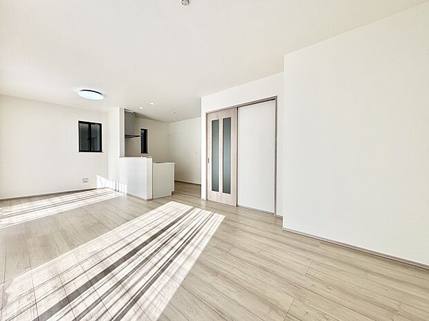 家族団らんの時間も増えそうなくつろぎのリビングダイニング。