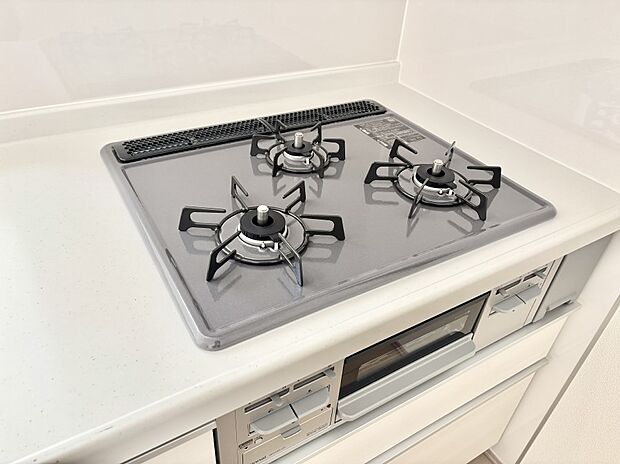 ガスコンロはSiセンサー搭載。火力調節や焦げ付き・消し忘れも防いでくれます。