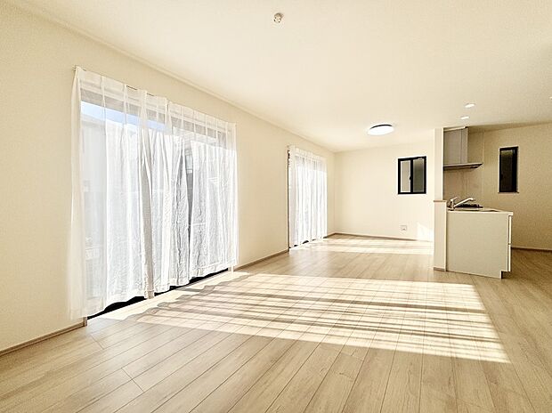 日当たりの良いリビング。お気に入りのグリーンを飾れば更に心地よさがアップ!