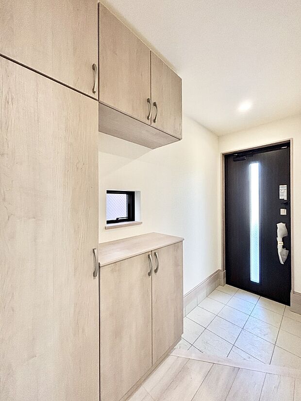 ガラススリットの入った玄関ドアが室内に光を届けてくれます