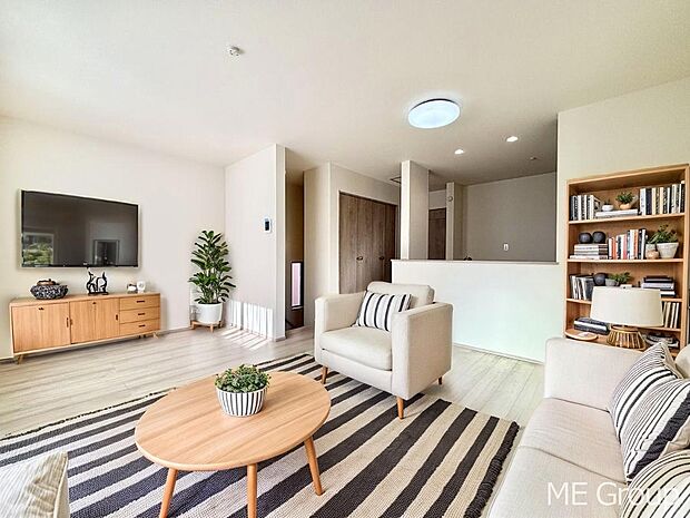 ご家族の賑やかな話し声で包まれる明るいリビング ※家具はCGです