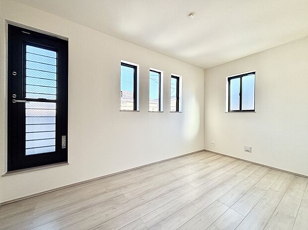 3つ並んだ窓がアクセントになっている2階5.62帖の洋室。バルコニー付き。