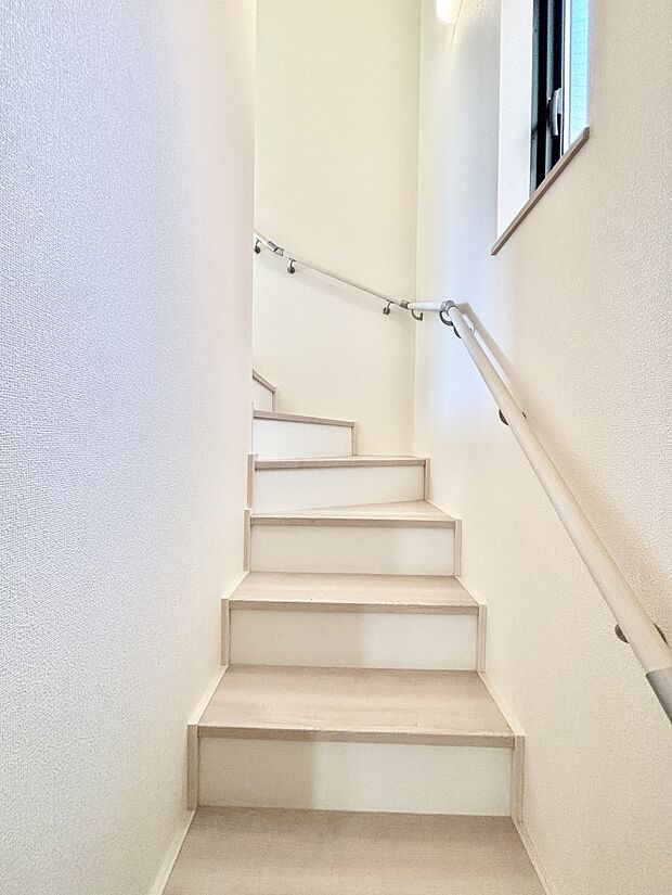 安全性を考慮し階段には手すりを設置しています