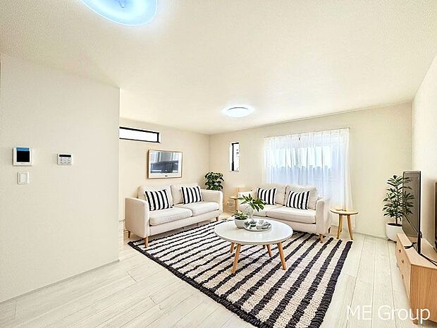 ご家族の賑やかな話し声で包まれる明るいリビング ※家具はCGです