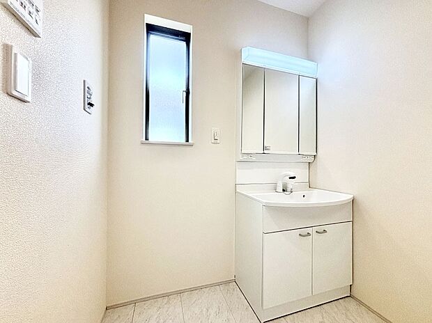 明るい洗面所は毎朝の身支度も楽しくできちゃいそうです。