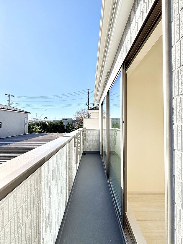 暖かな陽光が降り注ぐバルコニーはお洗濯におすすめ。爽やかな風も心地よいです。